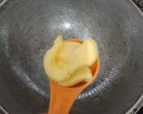 Foto langkah ke 4 dari resep Tumis brokoli wortel dan jamur.