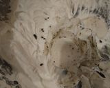 Foto langkah ke 2 dari resep Oreo ice cream roll.