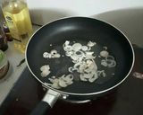 Hình bước làm 3 của món Nui nơ xào Giò