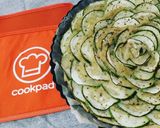 Foto del passaggio 8 della ricetta Crostata Salata con Rosa di Zucchine e Crema di Cannellini