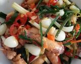 Foto langkah ke 5 dari resep Tumis cumi asin pedas + daun lokio (siung/arjuna).
