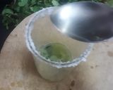 A picture of step 4 of Kiwi mocktail.