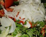 Foto del paso 3 de la receta: Ensalada de pepino, berro, tomate y Cebolla