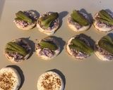 Une image de l'étape 3 de Minis sandwichs de blinis au pâté, cornichons et tomates.