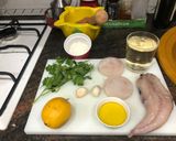 Foto del paso 1 de la receta Rape y merluza en salsa de ajo y vino blanco