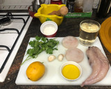 Foto del paso 1 de la receta: Rape y merluza en salsa de ajo y vino blanco