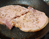 Foto del paso 7 de la receta: Chuleta de Sajonia a la plancha con repollo y patata rehogados