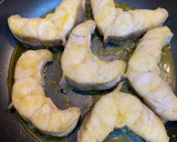 Foto del paso 1 de la receta: Congrio abierto en salsa verde