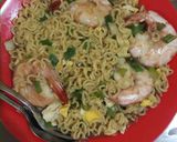 Foto langkah ke 5 dari resep Indomie goreng seafood.