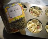 Foto del paso 4 de la receta: Canastitas de salchicha, queso y huevo para comer con la mano