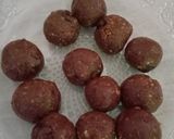 Foto langkah ke 3 dari resep Bola biskuit cokelat kurma.