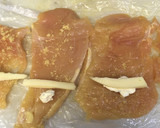 Foto del paso 2 de la receta: Rollitos de pollo con uvas y piñones en salsa de queso gruyére ©