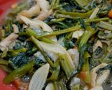 Foto langkah ke 7 dari resep Tumis Kangkung dan Jamur Tiram.