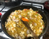 Foto del paso 5 de la receta: Pollo con fideos y gambones