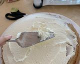 Hình bước làm 2 của món Mandeln Kuchen (bánh gatô hạnh nhân)Trang trí hạt, trái cây tuỳ thích. Mình thích trang trí dâu