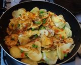 Foto del paso 3 de la receta: Bifes a la plancha de hierro y nidos de cebolla con papas a la española (versión propia)