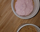 Foto del paso 7 de la receta: Cheesecake de fresa keto (sin horno)