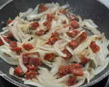 Foto del paso 2 de la receta: Espirales con chorizo y alcaparras