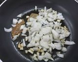Foto del paso 1 de la receta: Huevo cuajado en guisantes con jamón