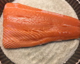 Foto del paso 3 de la receta: Salmón marinado ahumado en casa 🐟