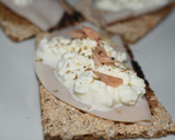 Foto del paso 3 de la receta: Tostas de centeno, queso y pavo #Recetasdefindemes