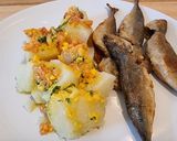 Foto del paso 7 de la receta: Chinchos en adobo con cachelos y vinagreta de huevo y tomate
