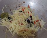 Foto langkah ke 3 dari resep Tumis Pepaya Muda dan Udang Pedas Manis.