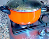 Foto del paso 7 de la receta: Pollo de corral en salsa de cebollas moradas y pasas gigantes