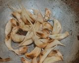 लसुण फ्राय (lasun fry recipe in marathi) रेसिपी स्टेप 3 फोटो 