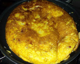 Foto del paso 6 de la receta: Tortilla de patata con chorizo y taquitos de jamón