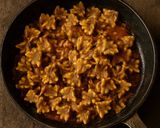 Foto del passaggio 4 della ricetta Farfallette con sugo di funghi