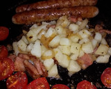 Foto del paso 5 de la receta: Salchicha de cerdo con patata, tomates cherry y bocadillo de queso