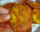 عکس مرحله 2 از دستور کوکوی مخلوط سیب زمینی خام و پخته (با عطر و طعم ریحان)