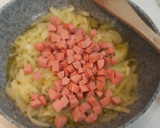Foto del paso 2 de la receta: Tortilla de calabacín y salchichas al horno