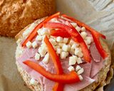 Hình bước làm 1 của món Hamburger Mè Kẹp Jambon, Phô mai Mozzarella, Ớt Chuông & Basil