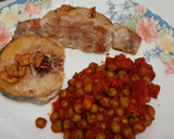 Foto del paso 7 de la receta: Pescadilla a la plancha y guisantes con tomate y chorizo