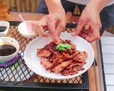 รูปขั้นตอนการทำที่ 17 ของ หมูทอดกระเทียมพริกไทย เมนูง่ายๆ ที่ร้านอาหารตามสั่งต้องมี