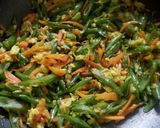 Foto langkah ke 3 dari resep Tumis buncis wortel telur.