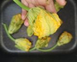 Foto del passaggio 6 della ricetta Fiori di zucca ripieni