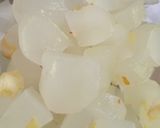 A picture of step 2 of Ice apple milkshake.