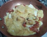 Foto del paso 4 de la receta: Tortilla de papa, rellena con cantimpalo y queso mantecoso