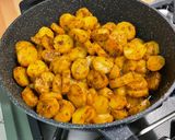 Une image de l'étape 5 de Pommes de terre rattes rôties sauce barbecue et persil.
