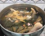 Foto langkah ke 2 dari resep Dried bok choy soup with chicken feet.