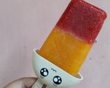 Foto langkah ke 5 dari resep Mango Strawberry Popsicle.