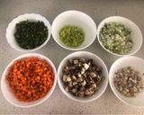 Foto del paso 1 de la receta: Pollo con verduras en brunoise
