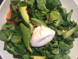 Ensalada de salmón y aguacate con canónigos y huevo poché
