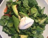 Foto del paso 4 de la receta: Ensalada de salmón y aguacate con canónigos y huevo poché