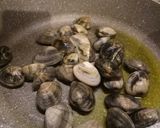 A picture of step 1 of Spaghetti alle vongole (spaghetti with clams).