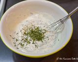 Foto del passaggio 5 della ricetta Vellutata di patate viola con salsa allo yogurt e guanciale croccante