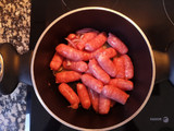 Salchichas guisadas al vino con patatas fritas